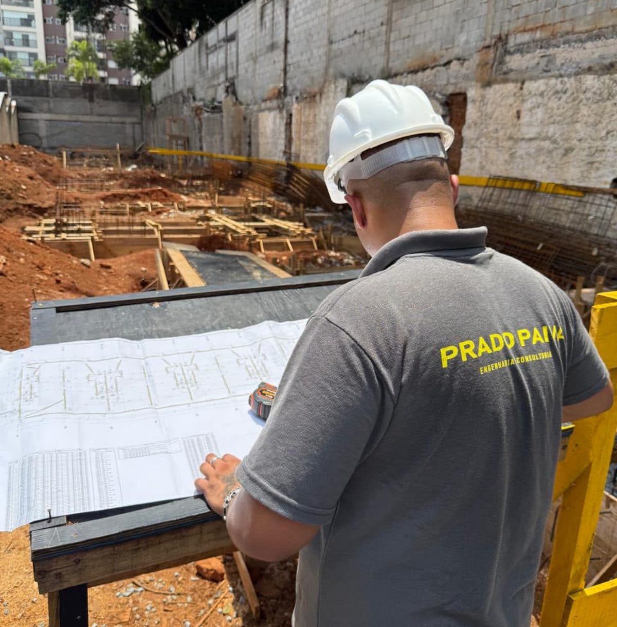 Engenheiro analisando projeto em obra