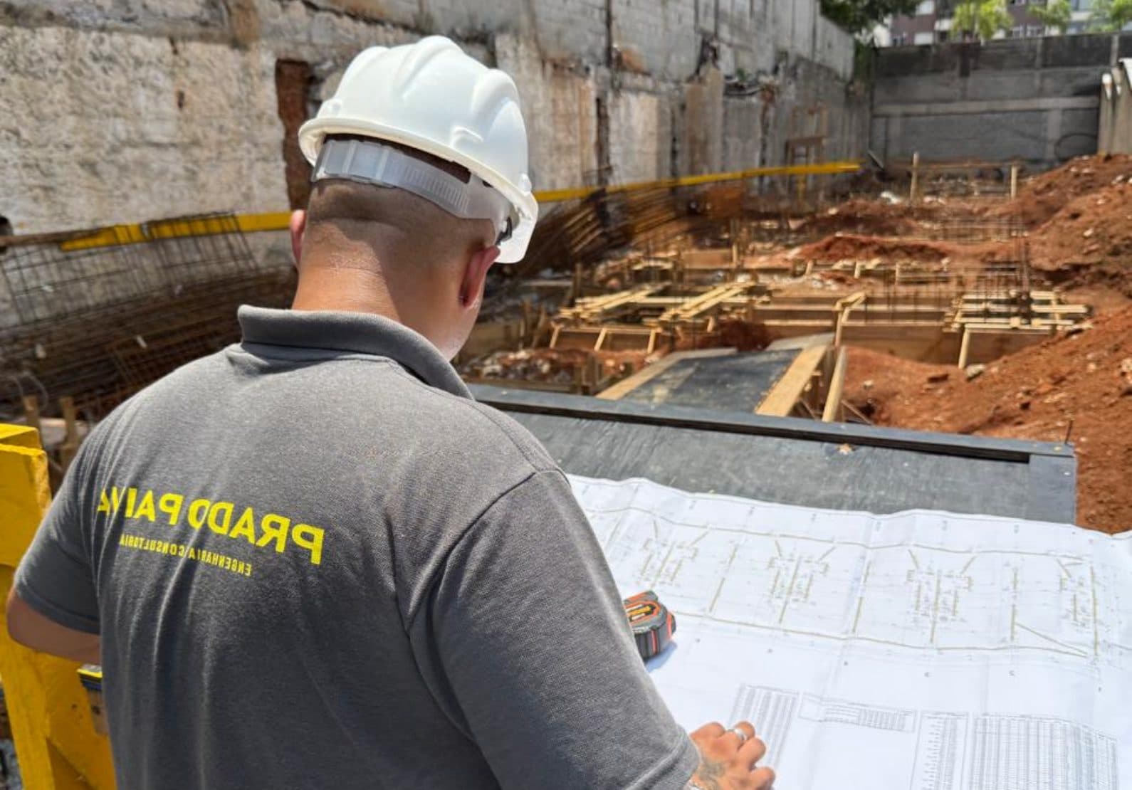 Engenheiro analisando projeto em obra